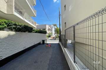 敷地南側の前面道路（西側から）