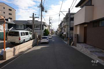 敷地南西側の前面道路（西側から）