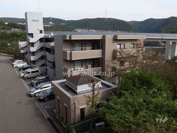 サーパス西宮塩瀬参番館（南側から）　周囲を山に囲まれた自然豊かな住環境。