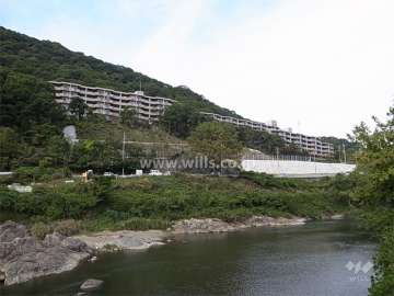 サーパス西宮塩瀬の全景（東側から）　敷地の東側には武庫川が流れています。