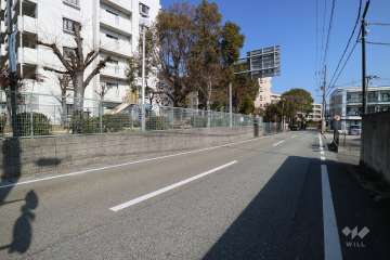 敷地東側の前面道路（二車線のバス通り）