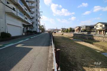 敷地西側の前面道路。道を挟んで逆瀬川が流れています。