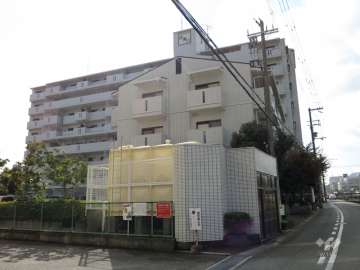 ロイヤルコート逆瀬川の外観（北側から）