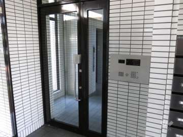 エントランスはオートロック付きです。