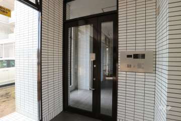 エントランスはオートロック付きです。