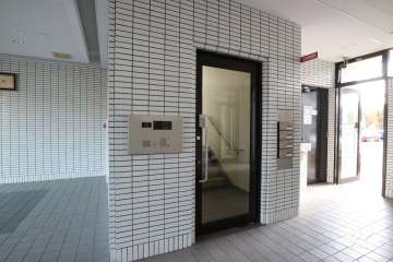 エントランスはオートロック付きです。