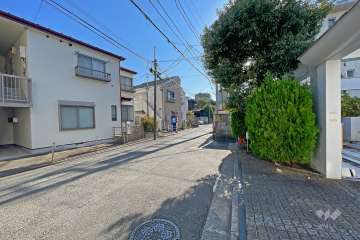 敷地東側の前面道路（北側から）