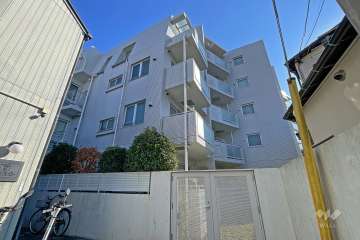 アクシルコート三軒茶屋の外観（西側から）