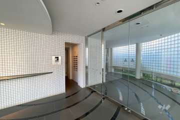 エントランスはオートロック付きです。