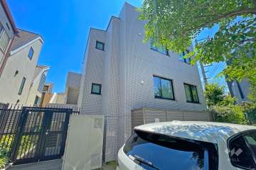 ピアース三軒茶屋レジデンスの外観（北東側から）