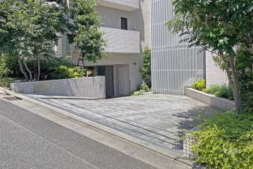 地下駐車場の出入り口