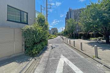 敷地北側の前面道路（東側から）