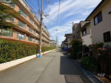 敷地南側の前面道路