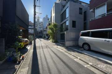 敷地東側の前面道路（北側から）