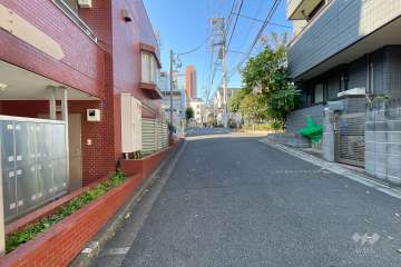 敷地北側の前面道路（東側から）