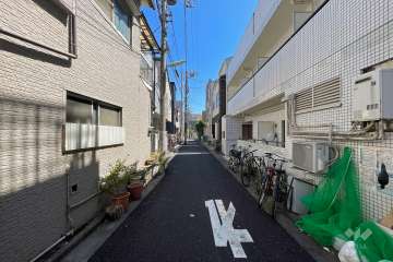 敷地東側の前面道路（北側から）