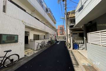 敷地東側の前面道路（南側から）