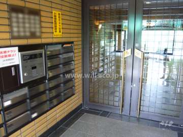 エントランスはオートロック付きです。