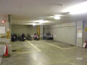 バイク置場と来客用駐車場