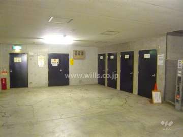 トランクルームと来客用駐車スペース