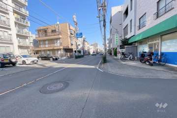 敷地北側の前面道路（西側から）