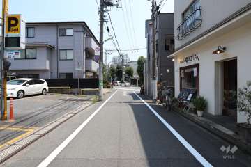敷地北側の前面道路（西側から）