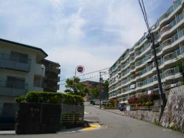 周辺はマンションが建ち並んでいます