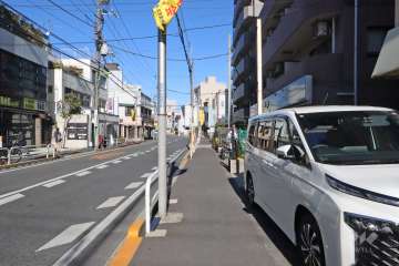 敷地北西側の前面道路（南西側から）