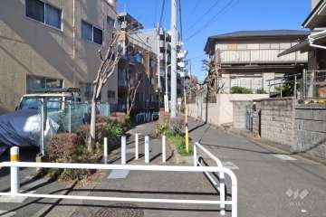 敷地東側の前面道路（南側から）