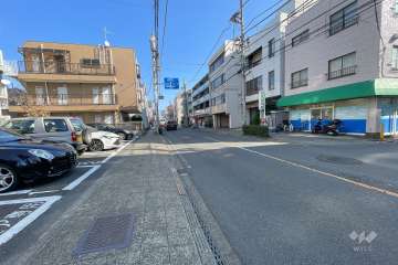 敷地南側のの前面道路（西側から）