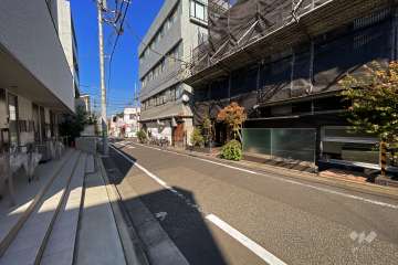 敷地西側の前面道路（南側から）