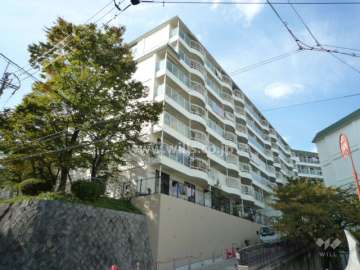 コボリマンション夙川老松台Ａ棟の外観（南東側から）