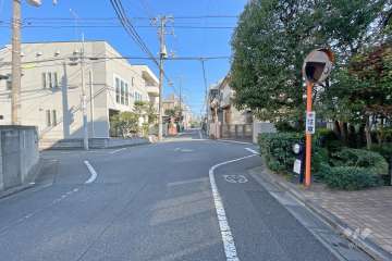 敷地北東側の前面道路