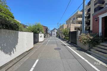 敷地北側の前面道路（西側から）