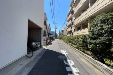 敷地南側の前面道路（東側から）