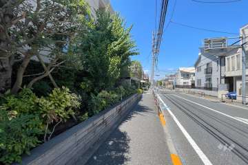 敷地東側の前面道路（南側から）