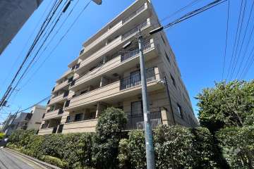 プラウド代沢の外観（南東側から）