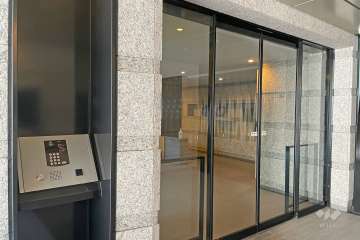 エントランスはオートロック付きです。