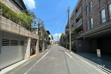 敷地の西側前面道路（南側から）
