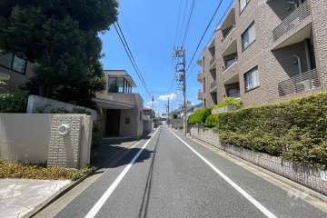 敷地南側の前面道路（東側から）
