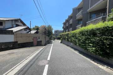 敷地東側の前面道路（北側から）