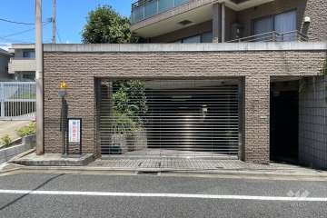 駐車場の出入り口（リングシャッター付き）