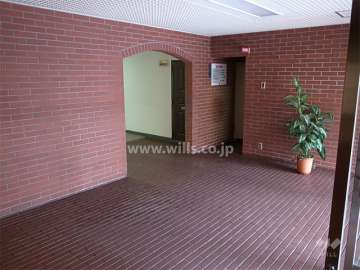 タイル張りのエントランスホール