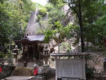 越木岩神社の境内にある甑岩。