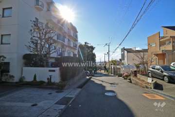 敷地西側の前面道路（北側から）