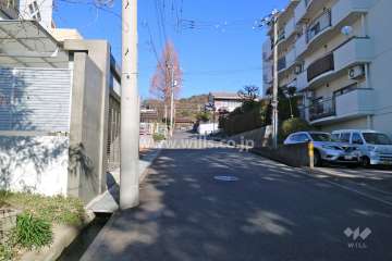 敷地西側の前面道路（南側から）