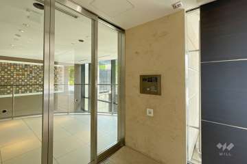 エントランスはオートロック付きです。