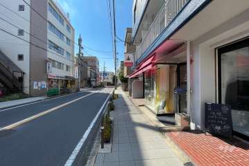 敷地南側の前面道路（東側から）