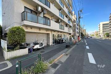 敷地東側の前面道路（南側から）