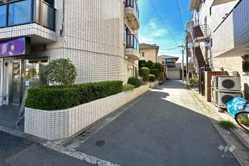 敷地北側の前面道路（東側から）